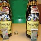 En 2011, la Guardia Civil detuvo a un viajero en la T1 del Aeropuerto de El Prat de Barcelona que llevaba en su equipaje dos botellas de ron con 3,3 kilos de cocaína líquida.