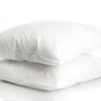 Párate a pensar en qué cantidad de sudor y babas acaba en tu almohada. Tanto si es de plumas como sintética la puedes meter en la lavadora. Asegúrate de que se secan bien para evitar el moho.