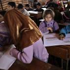 La tasa de asistencia a la escuela primaria se situaba en un 97% antes del conflicto. Ahora, según UNICEF, es del 6% en algunas áreas. En los países de acogida hay entre 400.000 y 500.000 niños sirios que no van al colegio.