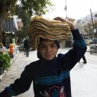 Los niños refugiados en Jordania y Líbano se alejan cada vez más del sistema educativo y comienzan a trabajar en edades tempranas como los siete años. Carolina Mateos, trabajadora de ACNUR en Líbano, coordinadora de temas de protección des...