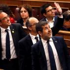 Los diputados de JxCat Josep Rull, Jordi S&agrave;nchez (d) y Jordi Turull (c) saludan.