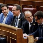 Los diputados electos de JxCAT en prisión preventiva Josep Rull, Jordi Sànchez (d) y Jordi Turull (2d), junto al diputado de Unidas Podemos Alberto Garzón