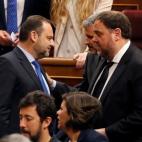 El diputado electo en prisión preventiva de ERC, Oriol Junqueras, conversa con el secretario de Organización del PSOE y ministro en funciones de Fomento, José Luis Ábalos (i)