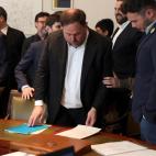 El líder de ERC Oriol Junqueras conversa con el portavoz de ERC en el Congreso, Gabriel Rufián,d, en la Cámara Baja donde ha entregado la credencial que le acredita como diputado electo.