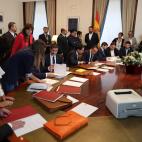 Oriol Junqueras (3d), de ERC, y Jordi Sànchez (4i) y Josep Rull (5d) de JxCat, tramitan sus actas parlamentarias este lunes en el Congreso de los Diputados, previo al pleno de constitución de las Cortes que tendrá lugar mañana.