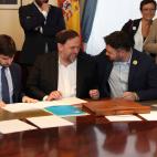 Oriol Junqueras (c), de ERC, conversa con Gabriel Rufián (d), este lunes en el Congreso de los Diputados, a donde ha llegado desde la cárcel de Soto del Real para tramitar su acta parlamentaria, previo al pleno de constitución de las Cortes q...