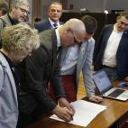 El senador de ERC en prisión provisional mientras es juzgado por el Supremo en la causa independentista, Raül Romeva (c), junto a la portavoz del grupo, Mirella Cortés (i), llega este lunes al Palacio del Senado procedente de la cárcel madri...