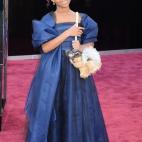 Un peluche en la alfombra roja de los Oscar. ¡Bravo por Quvenzhané Wallis! Así, al menos, algo resta seriedad al look de la pequeña, que suele ir más vestida de niña.
