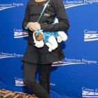 Bolso perro con vestido de lentejuelas azules y lazos a juego.