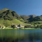 Para aquellos que sean más de montaña que de playa, la estación de Vall de Núria, en el Pirineo catalán, ofrece una riqueza natural y paisajística única. El término municipal de Queralbs se encuentra rodeado por picos de casi 3.000 metro...