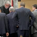 El juez Dennis Bailey (arriba) habla con la defensa del hispanoestadounidense Pablo Ibar durante la presentación de los argumentos finales.