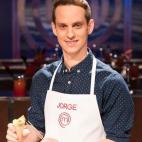 27 a&ntilde;os. Granada. Periodista y estudiante de protocolo. Estuvo a punto de quedarse fuera del programa por una falta de respeto a Samantha Vallejo-N&aacute;jera en la fase final del casting.