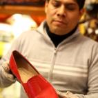 El zapatero del papa, Antonio Arellano, posa con uno de los zapatos rojos el 22 de febrero, en Roma.