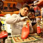 El zapatero del papa, Antonio Arellano, posa con uno de los zapatos rojos el 22 de febrero, en Roma.