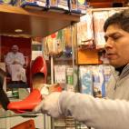 El zapatero del papa, Antonio Arellano, posa con uno de los zapatos rojos el 22 de febrero, en Roma.