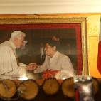 Detalle de una fotografía de Benedicto XVI saluda a Antonio Arellano en su tienda.
