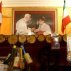 Detalle de una fotografía de Benedicto XVI saluda a Antonio Arellano en su tienda.