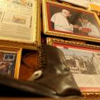 Detalle de una fotografía de Benedicto XVI saluda a Antonio Arellano en su tienda.