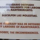 Acula:Cartel de obras en los Jardines del Partal de la Alhambra de Granada. Especialmente dedicado a turistas y visitantes de otros países.