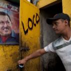 El oficialismo, que controla mayoría de la Asamblea Nacional, aprobó este martes 8 de enero, sin el respaldo de la bancada opositora, el permiso que pidió Chávez, a través de una carta que envió el vicepresidente Nicolás Maduro para no as...