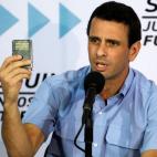 Henrique Capriles, líder de la oposición en Venezuela, sostiene en su mano una copia en miniatura de la Constitución venezolana, en conferencia de prensa en Caracas, el martes 8 de enero de 2013. El ex candidato presidencial pidió al gobiern...