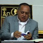 El presidente de la Asamblea Nacional, Diosdado Cabello, lee la constitución durante una sesión en Caracas, martes 8 de enero de 2013. El presidente Hugo Chávez pidió permiso para no asistir a su ceremonia de juramentación el 10 de enero, a...