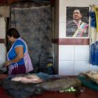 Una mujer con la foto de su líder.