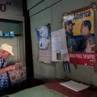 Un hombre compra en las calles de La Habana.