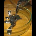 El mercurio se utilizó como un tratamiento para la sífilis hasta el siglo 20. Los efectos secundarios del tratamiento incluían la pérdida de dientes, úlceras, daño neurológico e incluso la muerte.