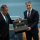 Recibiendo la cartera de Juan Ignacio Zoido