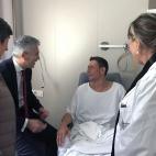 Visitando a un agente herido por los disturbios de Barcelona