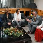 Reunida con representantes del sector del turismo en Canarias