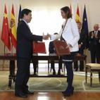 Con su homólogo chino, Zhong Shan, en un acto en La Moncloa