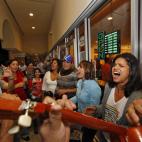 Varios venezolanos celebran la muerte de Chávez en un bar de Florida, EEUU.