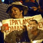 Chavistas gritan frente al hospital donde permanecía ingresado su líder, después de que el vicepresidente anunciara la muerte de su líder.