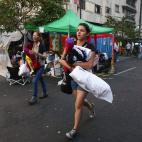 Los estudiantes que permanecían encadenados en Venezuela exigiendo la verdad sobre la salud de Chávez se marchan tras conocer la noticia de su muerte.