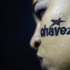 Una activista del partido de izquierdas FMLN en la capital de El Salvador tras conocer la muerte de Chávez.