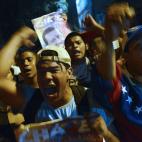 Chavistas gritan frente al hospital donde permanecía ingresado su líder, después de que el vicepresidente anunciara la muerte de su líder.