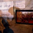 Mensajes y fotos en referencia a Hugo Chávez que sus seguidores colocaron en la embajada de Venezuela en la capital de México.