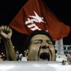 Un miembro del partido de izquierdas FMLN corea eslóganes a favor de Venezuela, en la capital de El Salvador tras conocer la muerte de Chávez.