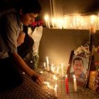 Seguidores de Chávez encienden velas frente a la embajada venezolana en Santiago de Chile.