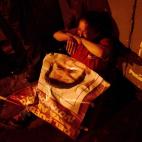 Una mujer llora frente al hospital donde permanecía ingresado Hugo Chávez, después de que el vicepresidente anunciara la muerte del líder.