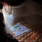 Foto: Christine, de 20 años, con su primera hija, de unos meses Fotógrafo: Paolo Patruno Categoría: Personas