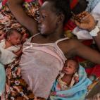 Una joven se recupera tras su parto. Se casó con 12 años. Tuvo su primer hijo a los 15. Estos son el cuarto y el quinto. Foto: Febrero 2013