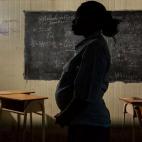 Una estudiante embarazada en la escuela secundaria de Juba. El colegio no permite que las embarazadas asistan a clase, pero hay profesores que les ofrecen clases para que puedan continuar con su formación.