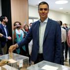 El presidente del gobierno Pedro Sánchez, vota esta mañana en un colegio de la localidad madrileña de Pozuelo de Alarcón.