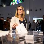 La n&uacute;mero dos de JxCat al Ayuntamiento de Barcelona, Elsa Artadi, vota en el Centro C&iacute;vico Pere Pruna de Barcelona