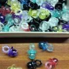 Una de esas modas de llevar colgando un montón de cosas. A más colgados, más suerte...