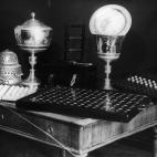 Un cáliz de oro y un copón que se conservan en la sacristía de los Pontífices en la Capilla Sixtina se usaban para recoger los votos y una urna para preparar el humo -blanco o negro- en función del resultado. El método ha cambiado a urnas ...