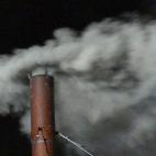 "Si la elección no ha tenido éxito, las papeletas del cónclave se queman mezcladas con pez, lo que produce un humo negro que, a través de la chimenea, anuncia al mundo exterior que todavía no se eligió al nuevo pontífice. Si se elige al n...